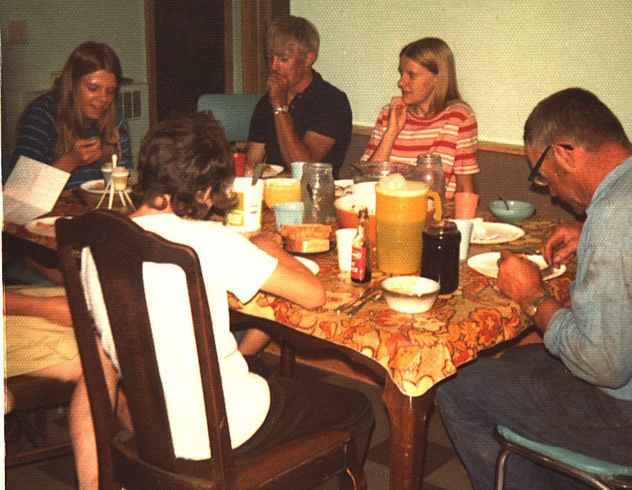 Charlotte, Sarah (med ryggen til), Steven, Amy og Bernard under høsten august 1972